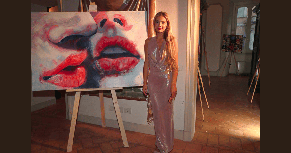 Artist Anfissa Vassé with her golden "Bacio" painting at Vision exhibition in Palazzo Colonna